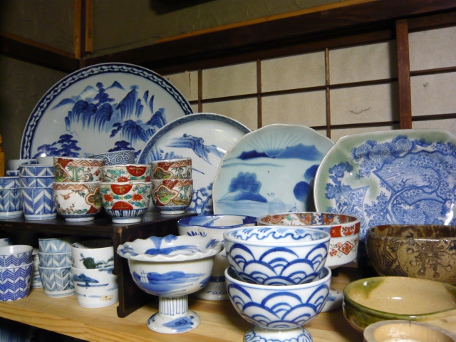 遺品整理で骨董品が見つかったらどうする？選べる方法と注意点を紹介