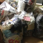 洋服やゴミが入った大量のビニール袋