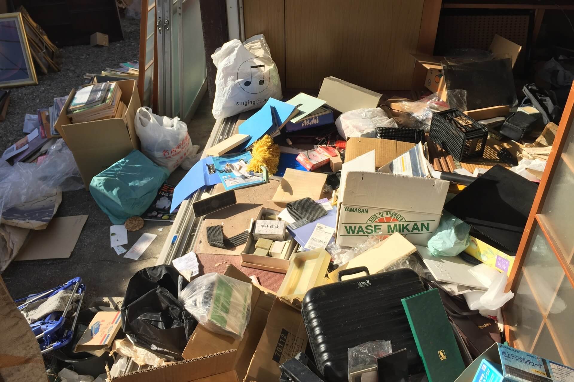 ゴミや不用品で散らかった部屋