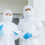 防護服を着た2人の特殊清掃業者