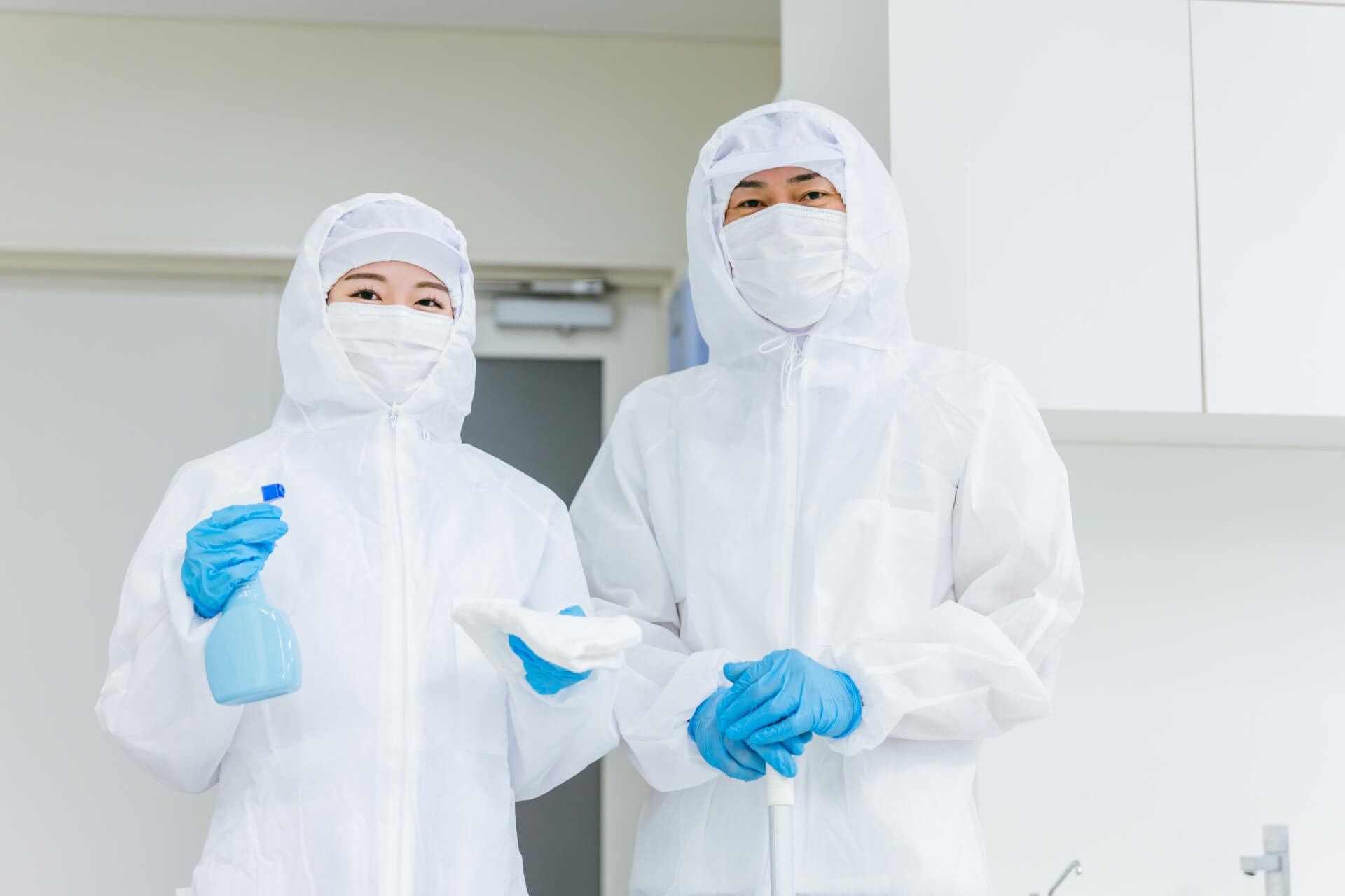 防護服を着た2人の特殊清掃業者