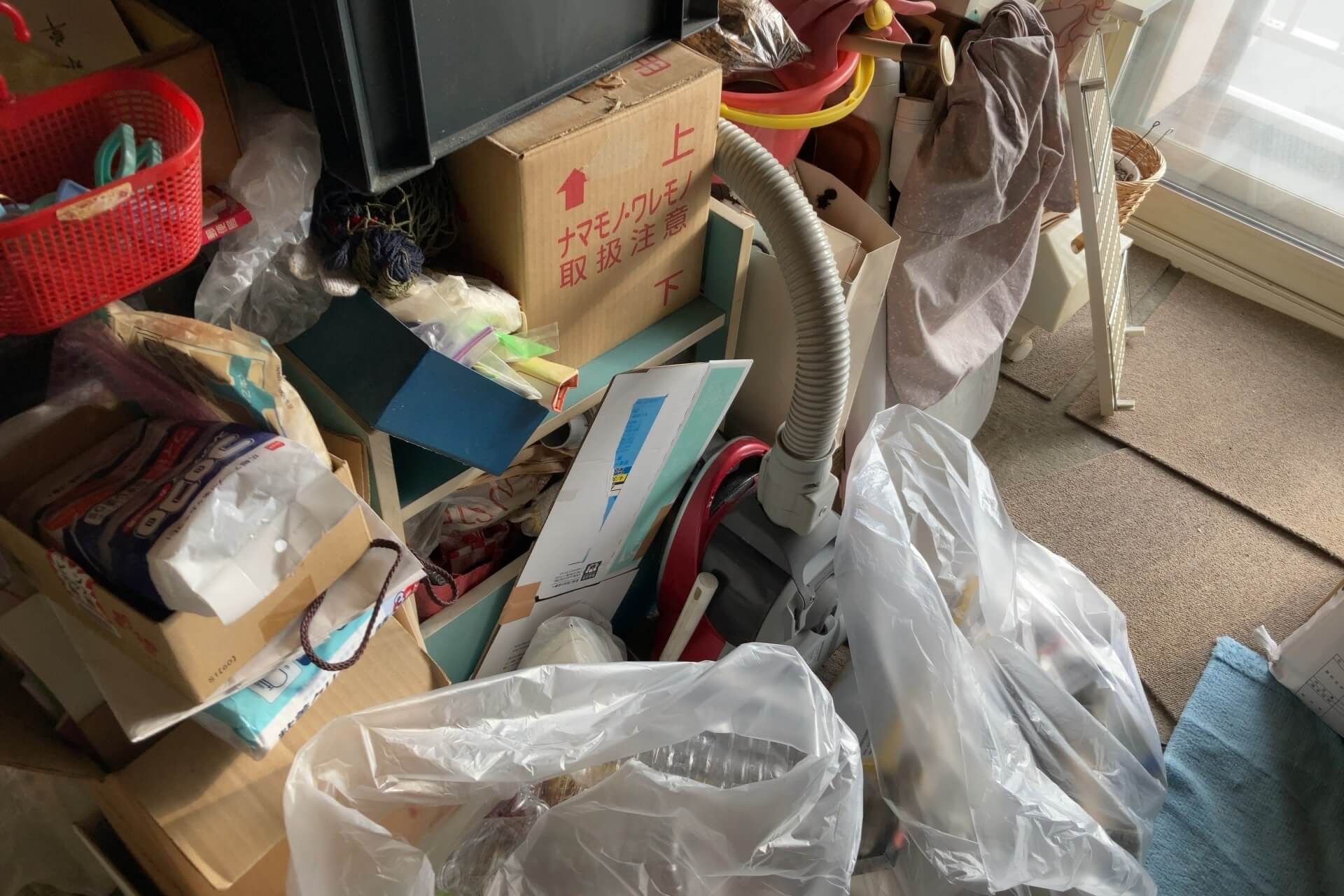不要な家電やゴミが溜まっている部屋