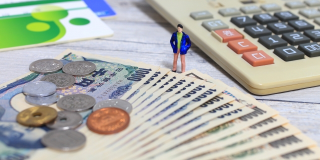 男性の模型とお金