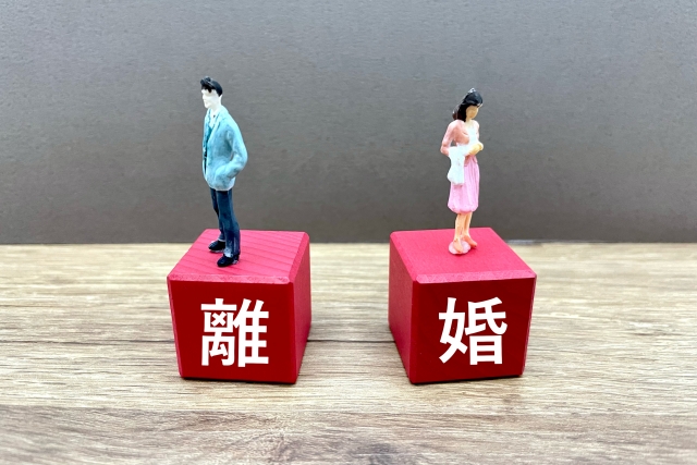 離婚する夫婦の模型